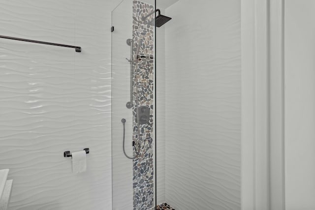 bathroom featuring a tile shower