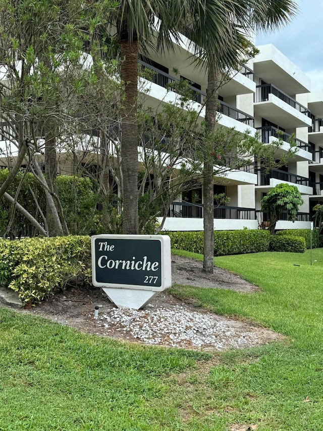 community / neighborhood sign featuring a yard