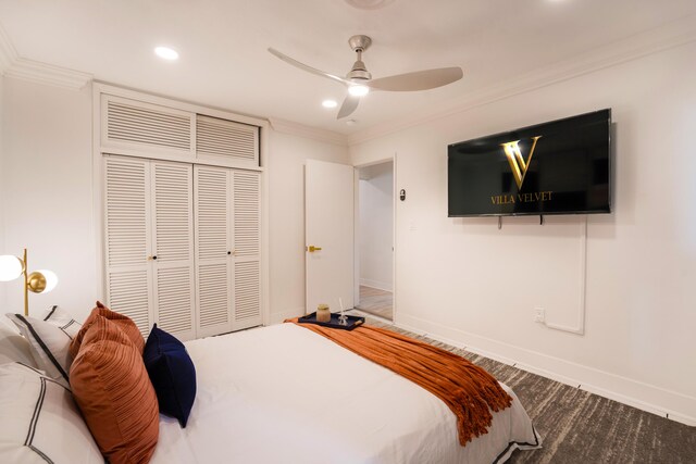 bedroom featuring ceiling fan, hardwood / wood-style flooring, crown molding, and a closet