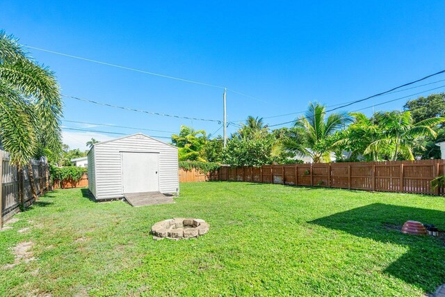 view of yard featuring a shed