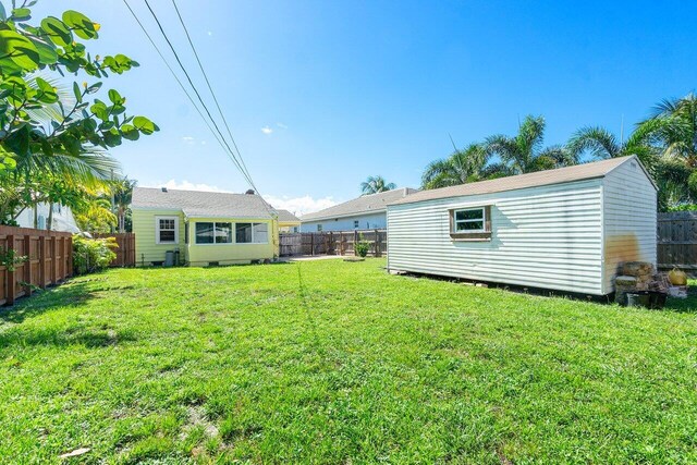 view of yard with an outbuilding