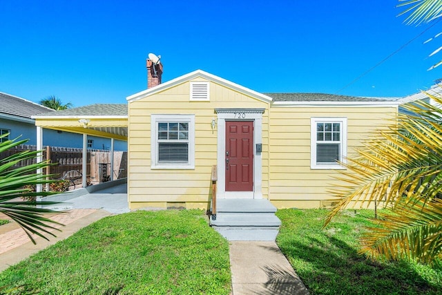 view of front of property featuring a front lawn