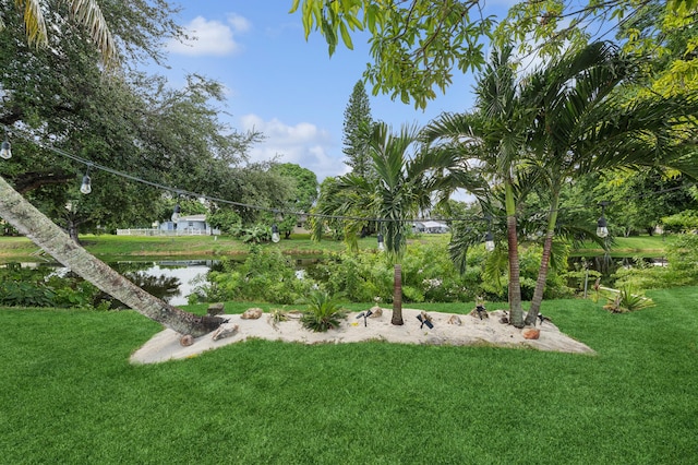 view of yard featuring a water view