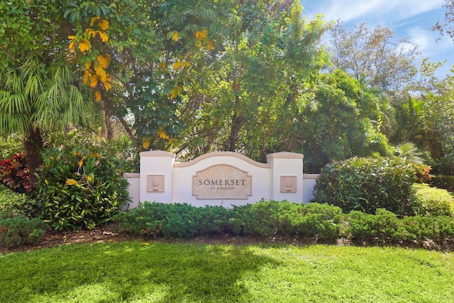 community / neighborhood sign featuring a yard