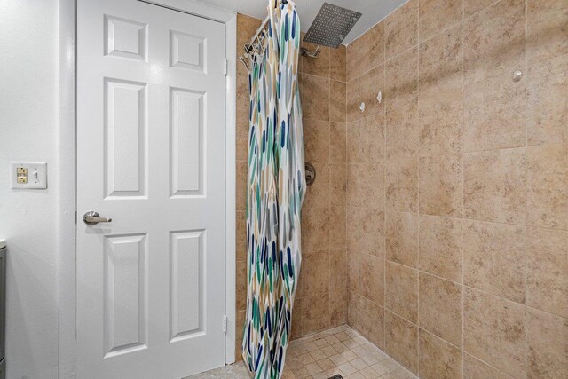 bathroom with curtained shower