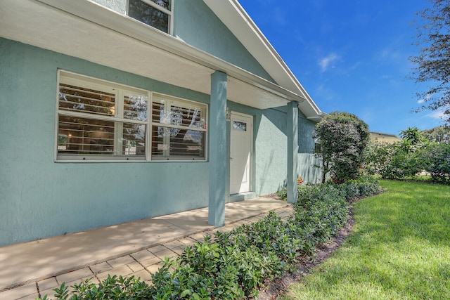 view of side of property featuring a lawn