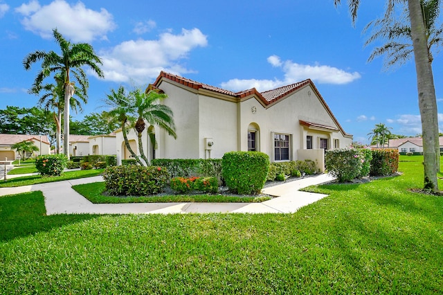 view of front of property featuring a front lawn