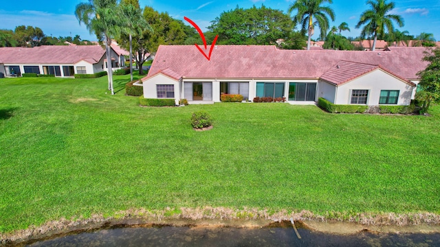 view of front of property featuring a front yard