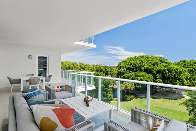 balcony featuring an outdoor hangout area