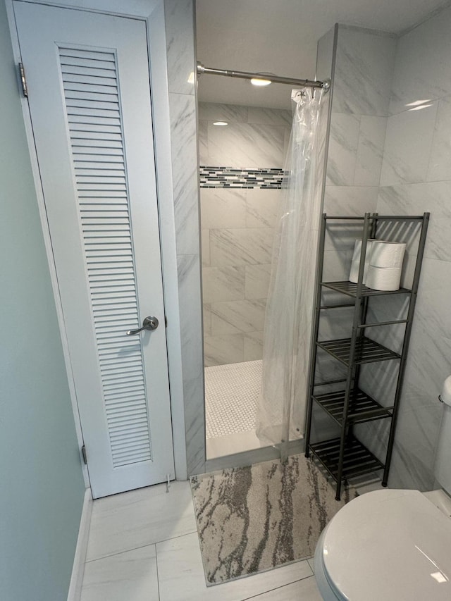 bathroom with curtained shower and toilet