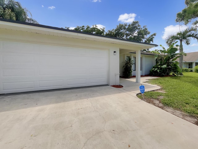 ranch-style house featuring a front lawn and a garage