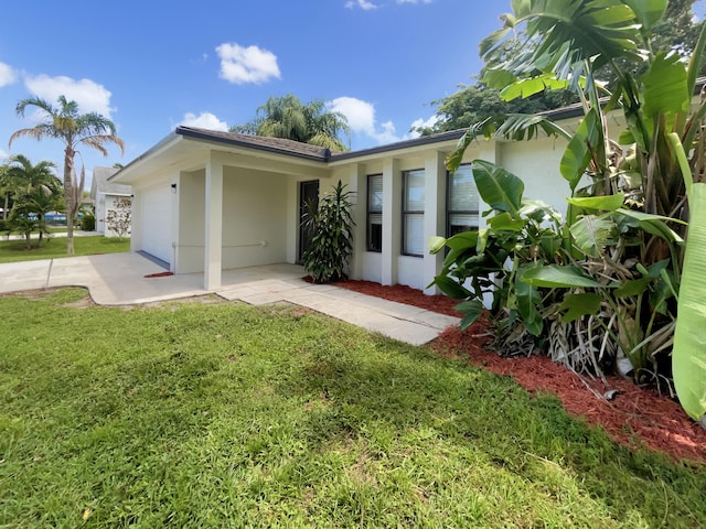 view of front of home featuring a front lawn and a garage