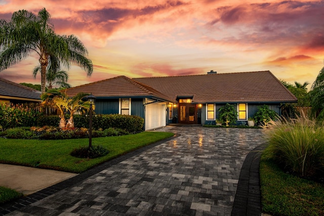 single story home with a front lawn