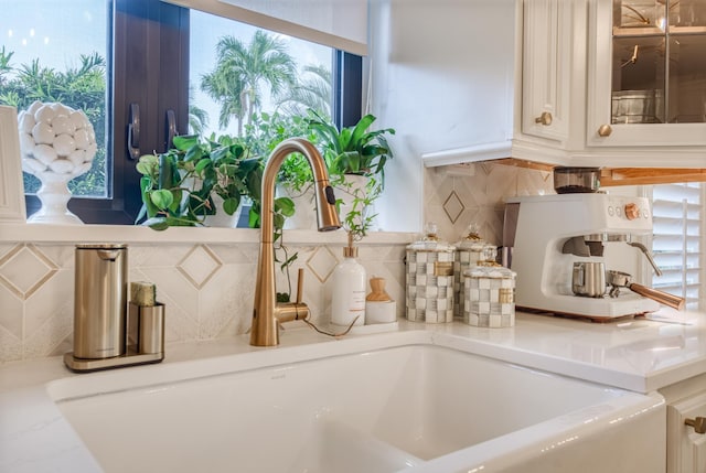 room details featuring backsplash and sink