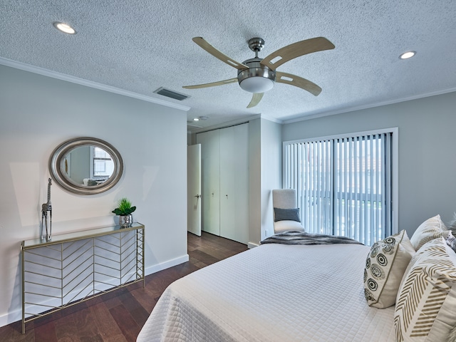 bedroom with a closet, a textured ceiling, ceiling fan, ornamental molding, and dark hardwood / wood-style floors