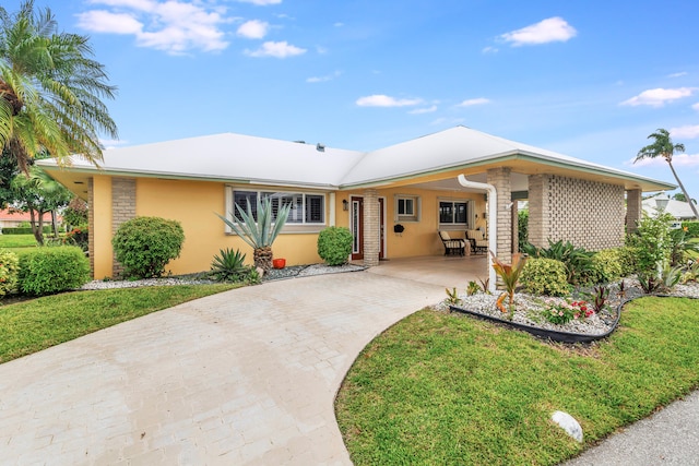 view of front of home featuring a front yard