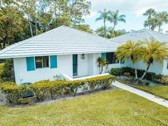 view of front of property featuring a front yard