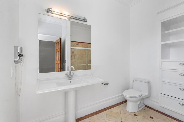 bathroom featuring toilet, tile patterned flooring, baseboards, and ornamental molding