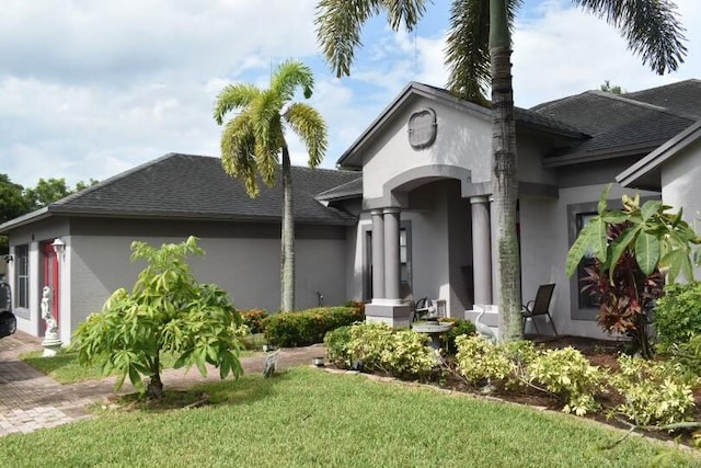 view of front of property with a front yard