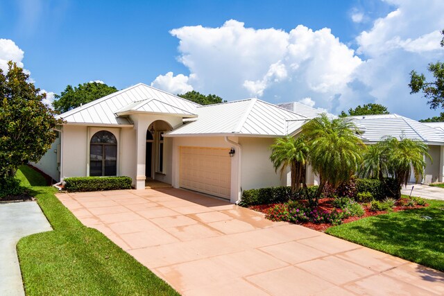 view of front facade featuring a garage