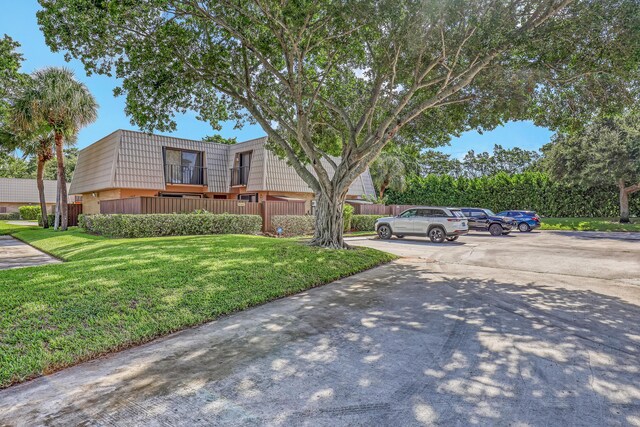 view of front of house featuring a front yard