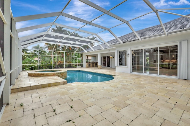 view of pool with an in ground hot tub, a lanai, a patio area, and ceiling fan