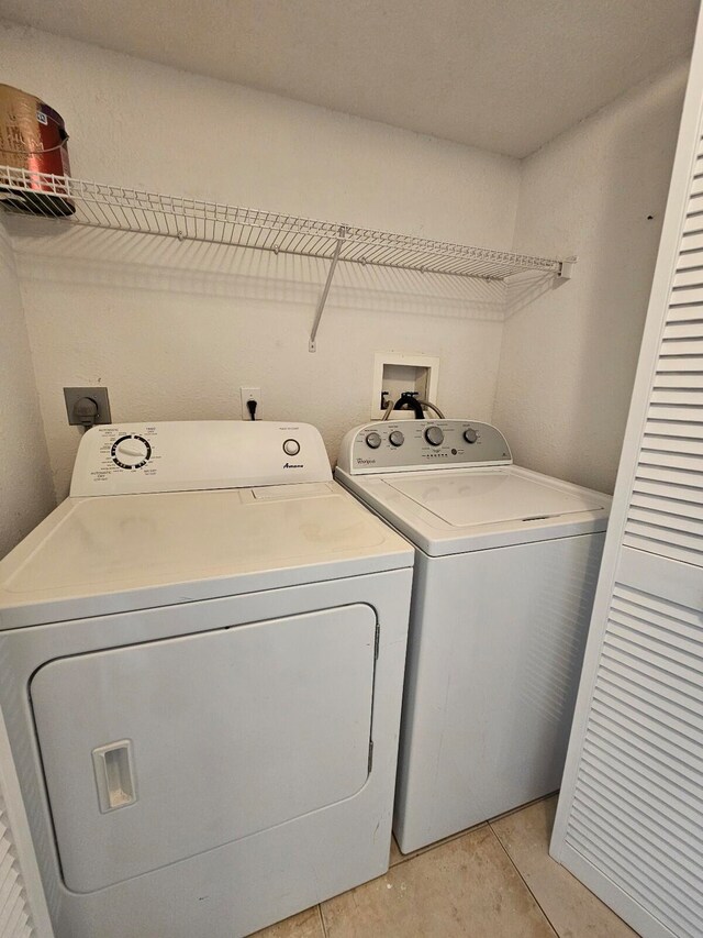 laundry room with light tile patterned floors and independent washer and dryer