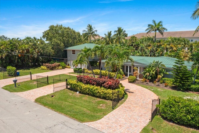 view of front of house featuring a front yard