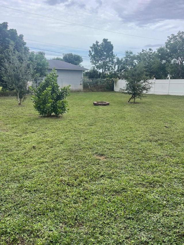 view of yard featuring a fire pit