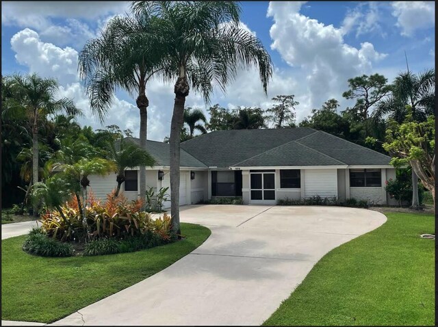 single story home with a front lawn