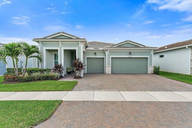 view of front facade featuring a garage