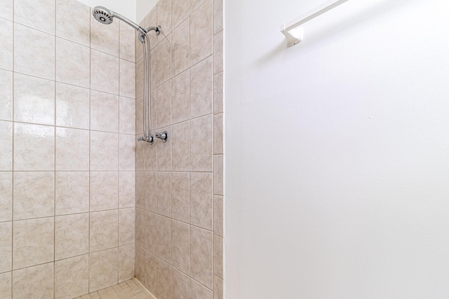 bathroom featuring a tile shower