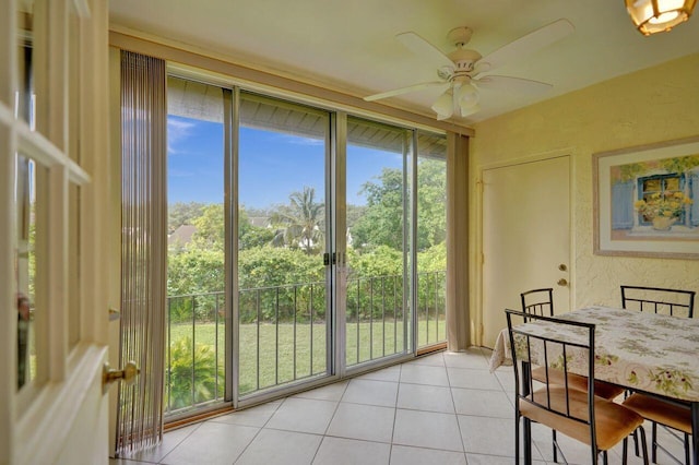 sunroom featuring a ceiling fan