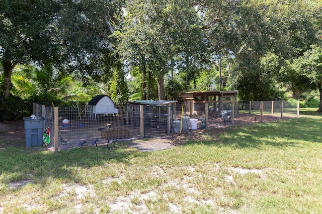 view of yard featuring an outdoor structure