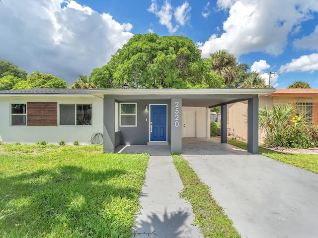 view of front of property featuring a carport and a front yard