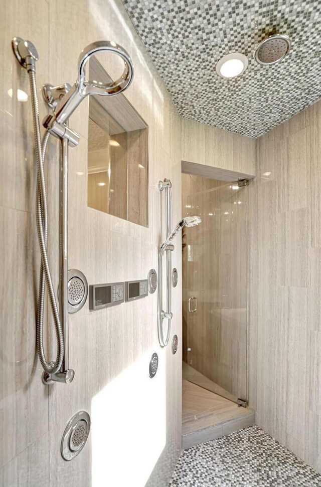 bathroom featuring a tile shower