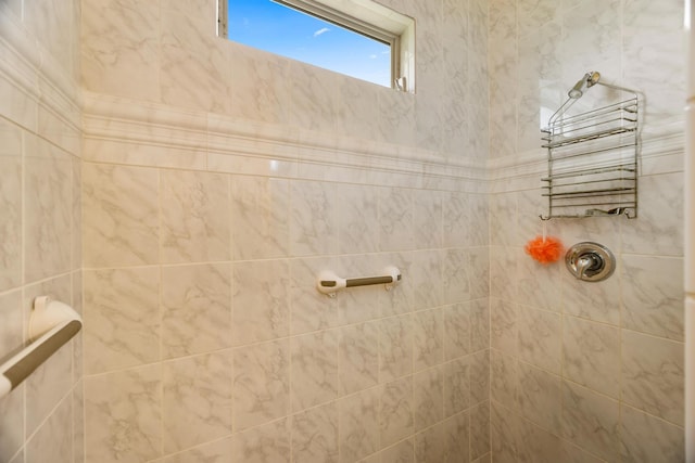 bathroom featuring a tile shower