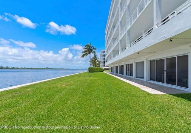 view of yard featuring a water view