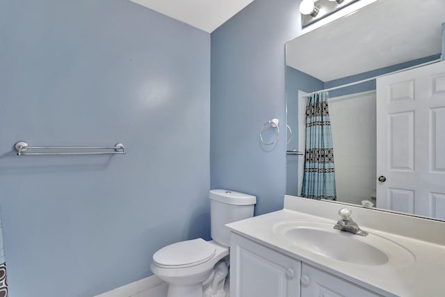 bathroom with a shower with shower curtain, vanity, and toilet