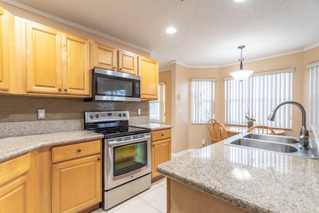 kitchen featuring decorative light fixtures, sink, stainless steel appliances, and a textured ceiling