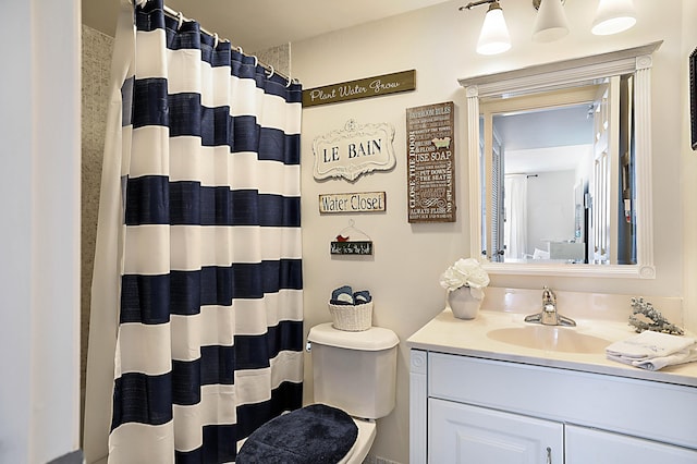 full bath featuring a shower with curtain, vanity, and toilet