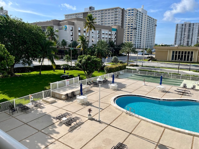 view of swimming pool featuring a yard