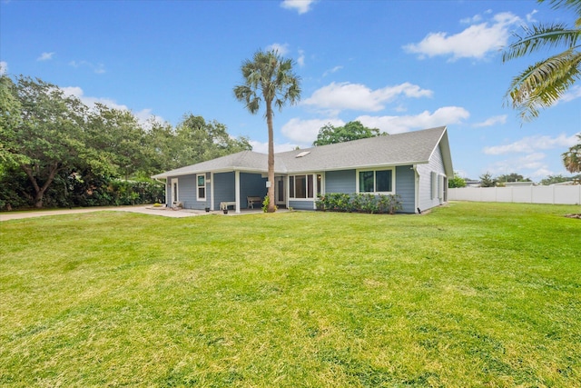 ranch-style home featuring a front lawn