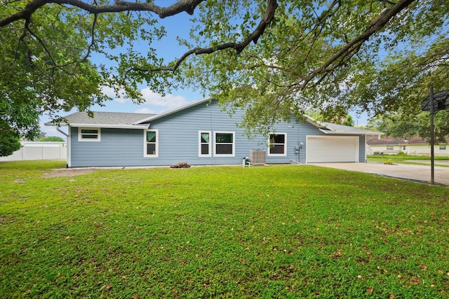 view of front of home featuring a front yard and a garage