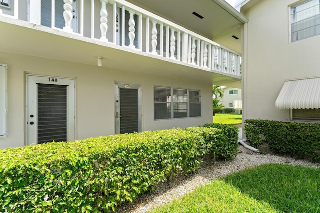 entrance to property featuring a balcony