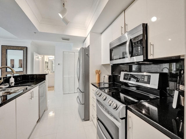 kitchen featuring visible vents, a sink, crown molding, appliances with stainless steel finishes, and a raised ceiling