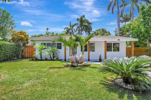 view of front of home featuring a front yard