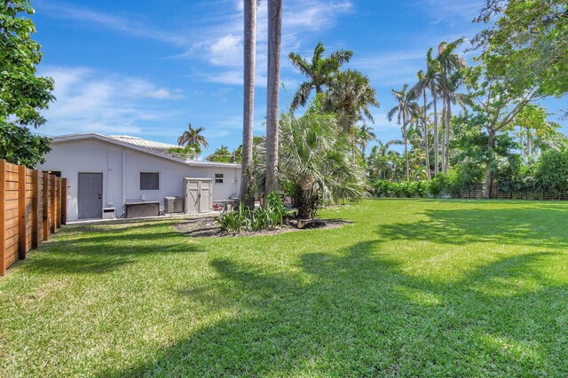 view of yard with an outdoor living space