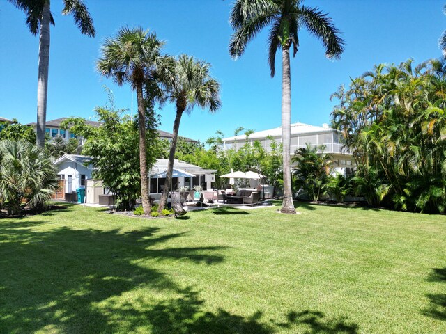 view of yard featuring an outdoor living space