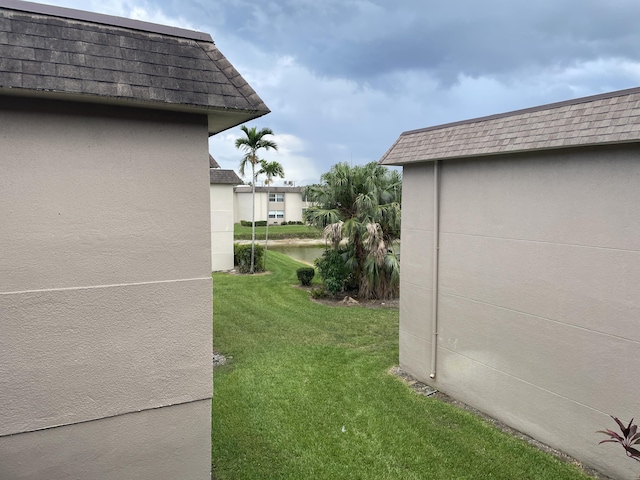 view of yard featuring an outbuilding